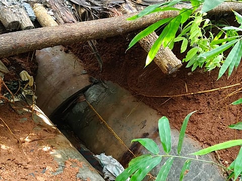 ಮಲೆತ್ತಡ್ಕ- ದೇರಣಮೂಲೆ- ಆಜೇರು ಸಂಪರ್ಕ ರಸ್ತೆ ಮೋರಿಯ ಸುತ್ತ ಮಣ್ಣು ಕೊಚ್ಚಿ ಹೋಗಿರುವುದು.