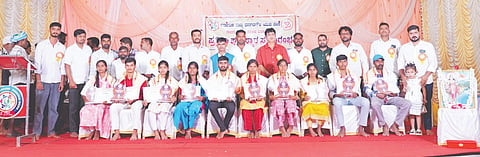 ಯಲ್ಲಾಪುರದ ವೇದವ್ಯಾಸ ಸಭಾಭವನದಲ್ಲಿ ಕರ್ನಾಟಕ ರಾಜ್ಯ ಧನಗರಗೌಳಿ ಯುವ ಸೇನೆ ವತಿಯಿಂದ ಸಮಾಜದ ಪ್ರತಿಭಾವಂತ ವಿದ್ಯಾರ್ಥಿಗಳನ್ನು ಪುರಸ್ಕರಿಸಲಾಯಿತು. ಬಾಲಕೃಷ್ಣ ನಾಯಕ, ಸಂತೋಷ ವರಕ್, ಭಾಗು ಡೊಯೊಪೊಡೆ, ಲಕ್ಷ್ಮಣ ಕೊಕರೆ, ಲಕ್ಷ್ಮಣ ಬೊಡಕೆ ಇತರರಿದ್ದರು.