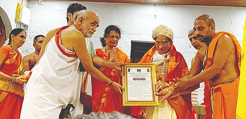 ಗೋಕರ್ಣದ ಶ್ರೀ ಮಹಾಬಲೇಶ್ವರ ಮಂದಿರದ ಚಂದ್ರಶಾಲೆಯಲ್ಲಿ ಇತ್ತೀಚೆಗೆ ನಡೆದ ಕಾರ್ಯಕ್ರಮದಲ್ಲಿ ಡಾ. ಮಂಜುನಾಥ ಹೆಗಡೆ ಉಂಚಗಿ ವಿರಚಿತ ಶಬ್ದಾರ್ಥ ಸಹಿತ ಸ್ವಸ್ವರ ಋಗ್ವೇದ ಸಂಹಿತಾ ಗ್ರಂಥ ಬಿಡುಗಡೆ ನಿಮಿತ್ತ ಹಿರಿಯ ವೇದವಿದ್ವಾಂಸ ಆಚಾರ್ಯ ನಾರಾಯಣ ಉಪಾಧ್ಯ ಮತ್ತಿತರ ವಿದ್ವಾಂಸರು ಗ್ರಂಥಕರ್ತರನ್ನು ಸನ್ಮಾನಿಸಿದರು. ದತ್ತಾತ್ರೇಯ ಭಟ್ಟ ವಜ್ರಳ್ಳಿ, ಮಂಜುನಾಥ ಭಟ್ಟ, ಉದಯ ಮಯ್ಯರ್, ಗಣೇಶ ಜೋಶಿ, ಡಾ. ಮಾಲತಿ ಹೆಗಡೆ ಇದ್ದರು.