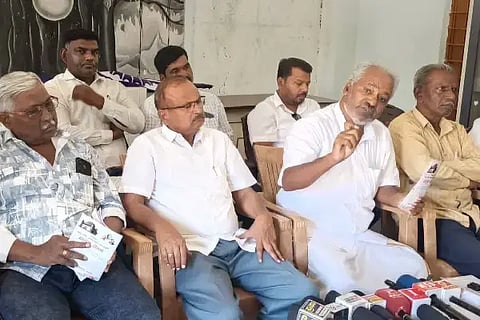 ವಿಜಯಪುರ ನಗರದ ಬುದ್ಧ ವಿಹಾರದಲ್ಲಿ ಬಸವರಾಜ ಸೂಳಿಭಾವಿ ಸುದ್ದಿಗೋಷ್ಠಿ ನಡೆಸಿದರು. ಮುಖಂಡರಾದ ರಾಜಶೇಖರ ಯಡಹಳ್ಳಿ, ಅನೀಲ ಹೊಸಮನಿ, ಡಾ.ದೊಡ್ಡಣ್ಣ ಭಜಂತ್ರಿ ಇದ್ದಾರೆ.