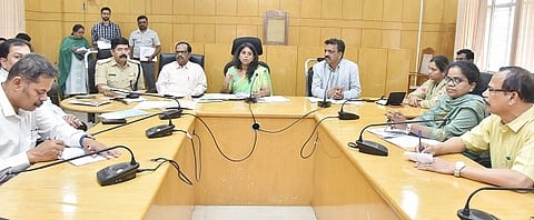   ದ್ವೀತಿಯ ಪರೀಕ್ಷೆ ಸಿದ್ಧತೆ ಹಿನ್ನೆಲೆ ಜಿಲ್ಲಾಧಿಕಾರಿ ಶುಭಕಲ್ಯಾಣ್​ ಪೂರ್ವಭಾವಿ ಸಭೆ ಅಧ್ಯಕ್ಷತೆವಹಿಸಿ ಮಾತನಾಡಿದರು. ಡಾ.ಎನ್​.ತಿಪ್ಪೇಸ್ವಾಮಿ, ಡಾ.ಬಾಲಗುರುಮೂರ್ತಿ, ಪುರುಷೋತ್ತಮ್​ ಮತ್ತಿತರರು ಇದ್ದರು. 