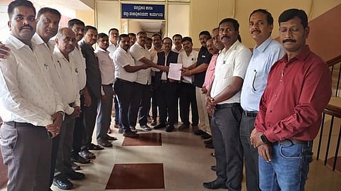 ಪದವಿ ಪೂರ್ವ ವಿಭಾಗಗಳ ಕಚೇರಿ ನಿಯಂತ್ರಣವನ್ನು ಜಿಪಂ ಸಿಇಒ ತೆಕ್ಕೆಗೆ ವಹಿಸುವ ರಾಜ್ಯ ಸರ್ಕಾರದ ಪ್ರಸ್ತಾವನೆಯನ್ನು ಕೈಬಿಡುವಂತೆ ತುಮಕೂರಿನಲ್ಲಿ ಸರ್ಕಾರಿ ಅನುದಾನಿತ ಹಾಗೂ ಅನುದಾನರಹಿತ ಪದವಿ ಪೂರ್ವ ಕಾಲೇಜುಗಳ ಪ್ರಾಚರ್ಯರು ಮತ್ತು ಉಪನ್ಯಾಸಕರ ಸಂಘದ ನೇತೃತ್ವದಲ್ಲಿ ಒತ್ತಾಯಿಸಿ ಎಡಿಸಿ ಡಾ.ಎನ್​.ತಿಪ್ಪೇಸ್ವಾಮಿಗೆ ಮನವಿ ಸಲ್ಲಿಸಲಾಯಿತು. ನೇ.ರಂ.ನಾಗರಾಜು, ಚಂದ್ರಯ್ಯ,ಪರಮೇಶ್ವರಪ್ಪ,ವೆಂಕಟಾಚಲ,ಎನ್​. ಮಹಾಲಿಂಗೇಶ್​,  ಸಿ.ಜಿ.ಸತೀಶ್​ ಮತ್ತಿತರರು ಇದ್ದರು. 