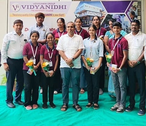ದ್ವೀತಿಯ ಪಿಯುಸಿ ಮರುಮೌಲ್ಯಮಾಪನದಲ್ಲಿ ರಾಜ್ಯಕ್ಕೆ 3ನೇ ಟಾಪರ್​ ಶ್ರೇಯ ಪಡೆದಿರುವ ಎಸ್​.ಹರ್ಷಿತಾ, ಎಂ.ರೋಹನ್​ರನ್ನು ವಿದ್ಯಾವಾಹಿನಿ ಸಮೂಹ ಶಿಕ್ಷಣ ಸಂಸ್ಥೆಯ ಕಾರ್ಯದರ್ಶಿ ಎನ್​.ಬಿ.ಪ್ರದಿಪ್​ ಕುಮಾರ್​ ಅಭಿನಂದಿಸಿದರು. ಸಿದ್ದೇಶ್ವರಸ್ವಾಮಿ ಮತ್ತಿತರರು ಇದ್ದರು.