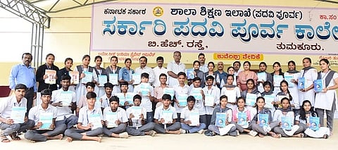 ತುಮಕೂರಿನ ಸರ್ಕಾರಿ ಜೂನಿಯರ್​ ಕಾಲೇಜಿನ ವಿದ್ಯಾರ್ಥಿಗಳಿಗೆ ಪದವಿ ಪೂರ್ವ ಶಿಕ್ಷಣ ಇಲಾಖೆ ವತಿಯಿಂದ ಉಚಿತ ಪಠ್ಯಪುಸ್ತಕಗಳನ್ನು ಪ್ರಾಚಾರ್ಯ ರಾಜಕುಮಾರ್​ ವಿತರಿಸಿದರು.  ಟಿ.ವಿ. ಪ್ರಕಾಶ್​, ಆರೀಫ್​ ಅಹಮದ್​, ತಸ್ಲೀಮ್​ ಉನ್ನೀಸಾ, ರವಿಕುಮಾರ್​,  ರೇಣುಕಪ್ರಸಾದ್​ ಇದ್ದರು.