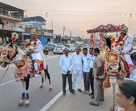 ಹೊಯ್ಸಳ ಉತ್ಸವಕ್ಕೆ ಪರ್ಯಾಯವಾಗಿ ಶಾಂತಲಾ ಉತ್ಸವ ಹಾಗೂ ಆಳ್ವಾಸ್ ಸಾಂಸ್ಕೃತಿಕ ವೈಭವ ಕಾರ್ಯಕ್ರಮಕ್ಕೆ ಸೋಮವಾರ ಸಂಜೆ ಕಲಾ ತಂಡಗಳ ಮೆರವಣಿಗೆಯೊಂದಿಗೆ ಸಡಗರ ಸಂಭ್ರಮದ ಚಾಲನೆ ದೊರಕಿತು. 
