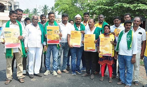 ಏಕರೂಪದ ಶಿಕ್ಷಣ ಜಾರಿಗೆ ಒತ್ತಾಯಿಸಿ ಮಂಡ್ಯದಲ್ಲಿ ರೈತ ಮತ್ತು ವಿವಿಧ ಕನ್ನಡಪರ ಸಂಘಟನೆ ಮುಖಂಡರು ಪಾದಯಾತ್ರೆ ಆರಂಭಿಸಿದರು.  