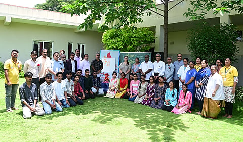 painting workshop ಹುಬ್ಬಳ್ಳಿಯ ನವನಗರ ರಮಿಲಾ ಪ್ರಶಾಂತಿ ಮಂದಿರದಲ್ಲಿ ಗುರುವಾರ ಏರ್ಪಡಿಸಿದ್ದ ಭಾವಲಹರಿ ಚಿತ್ರಕಲಾ ಶಿಬಿರದಲ್ಲಿ ಪಾಲ್ಗೊಂಡ ಕಲಾವಿದರು. ನಂದಿನಿ ಮಜೇಥಿಯಾ, ಆರ್​.ಎಫ್. ಹಿರೇಗೌಡರ, ಡಾ. ಸುನಿಲಕುಮಾರ, ಅಮರೇಶ ಹಿಪ್ಪರಗಿ, ಡಾ. ವಿ.ಬಿ. ನಿಟಾಲಿ, ಇತರರು ಇದ್ದರು.