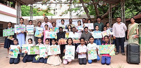concerns ವಿಶ್ವ ಪರಿಸರ ದಿನದ ಅಂಗವಾಗಿ ಕನ್ನಡದ ನಂ. 1 ದಿನಪತ್ರಿಕೆ ‘ವಿಜಯವಾಣಿ’ ಹುಬ್ಬಳ್ಳಿಯಲ್ಲಿ ಆಯೋಜಿಸಿದ್ದ ಚಿತ್ರಕಲಾ ಸ್ಪರ್ಧೆಯಲ್ಲಿ ಬಹುಮಾನ ಗಳಿಸಿದ ಮಕ್ಕಳೊಂದಿಗೆ ಅತಿಥಿಗಳಾದ ಬಿಇಒ ಎಚ್.ಎಂ. ಫಡ್ನೇಶಿ, ಈಶ್ವರಿ ಫೌಂಡೇಷನ್ ಸಂಸ್ಥಾಪಕ ಅಧ್ಯಕ್ಷ ಸಂತೋಷ ವೆರ್ಣೆಕರ, ನಮ್ಮ ಕಿಚನ್ ಮಾಲೀಕ ಆಲಫಿನ್ ಹಾಗೂ ನಿರ್ಣಾಯಕರು ಇದ್ದಾರೆ.