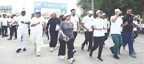 ಕಲಬುರಗಿ ಮಹಾನಗರ ಪಾಲಿಕೆ ಶುಕ್ರವಾರ ಆಯೋಜಿಸಿದ್ದ ಮ್ಯಾರಥಾನ್​ನಲ್ಲಿ ಮೇಯರ್​ ವರ್ಷಾ ಜಾನೆ, ಆಯುಕ್ತ ಅವಿನಾಶ ಶಿಂಧೆ, ಎಸಿ ಸಾಹಿತ್ಯಾ ಆಲದಕಟ್ಟಿ, ಪ್ರಮೀಳಾ ಎಂ.ಕೆ, ಪ್ರವಿಣ ಪುಣೆ ಇತರರಿದ್ದರು.