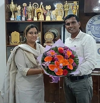 ತುಮಕೂರು ಮಹಾನಗರ ಪಾಲಿಕೆ ನೂತನ ಆಯುಕ್ತರಾಗಿ ನಿಯೋಜನೆಗೊಂಡಿರುವ ಬಿ.ಶುಭ ಅವರಿಗೆ ಪ್ರಭಾರ ಆಯುಕ್ತ ಸಿ.ಯೋಗನಂದ ಹೂ ಗುಚ್ಛ ನೀಡಿ ಸ್ವಾಗತಿಸಿ ಅಧಿಕಾರಿ ಹಸ್ತಾಂತರಿಸಿದರು.