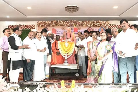 ಶಿವಮೊಗ್ಗ ವೀರಶೈವ ಸಾಂಸ್ಕೃತಿಕ ಭವನದಲ್ಲಿ ಶ್ರೀ ಜಗದ್ಗುರು ಪಂಚಾಚಾರ್ಯ ಪತ್ತಿನ ಸಹಕಾರ ಸಂಘದ ರಜತ ಮಹೋತ್ಸವವನ್ನು ಲೋಕಸಭಾ ಸದಸ್ಯ ಬಿ.ವೈ.ರಾಘವೇಂದ್ರ ಉದ್ಘಾಟಿಸಿದರು. ಶ್ರೀ ಜಗದ್ಗುರು ಸಿದ್ಧಲಿಂಗ ರಾಜದೇಶೀಕೇಂದ್ರ ಸ್ವಾಮೀಜಿ, ಶ್ರೀ ರಾಚೋಟೇಶ್ವರ ಸ್ವಾಮೀಜಿ, ಟಿ.ಬಿ.ಈಶ್ವರಯ್ಯ, ಮಹಾಲಿಂಗಯ್ಯ ಶಾಸ್ತ್ರಿ, ಹನುಮಂತಪ್ಪ, ಎಚ್.ಎಲ್.ಲಿಂಗರಾಜು, ಎಂ.ಸಿ.ಚಿನ್ನಯ್ಯ, ಚೇತನ್ ಹಿರೇಮಠ, ಎಚ್.ಬಿ.ಪ್ರದೀಪ ಚಂದ್ರ, ಮೃತ್ಯುಂಜಯ ಶಾಸ್ತ್ರಿ, ಟಿ.ಬಿ.ಸೋಮಶೇಖರಯ್ಯ ಇದ್ದರು.