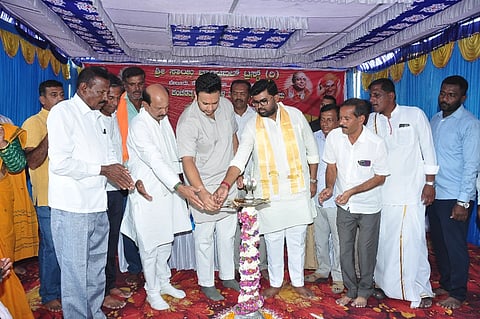 ಶ್ರೀರಂಗಪಟ್ಟಣ ವಿಧಾನಸಭಾ ಕ್ಷೇತ್ರದ ಹಾಗೂ ತಾಲೂಕಿನ ಬೇಲೂರು ಗ್ರಾಮದಲ್ಲಿ ಪಂಚರತ್ನರ ಪುತ್ಥಳಿ ಅನಾವರಣ ಕಾರ್ಯಕ್ರಮವನ್ನು ಮೈಸೂರು-ಕೊಡಗು ಸಂಸದ ಯದುವೀರ್ ಕೃಷ್ಣದತ್ತ ಒಡೆಯರ್ ಉದ್ಘಾಟಿಸಿದರು. 