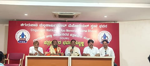 session ಸುದ್ದಿಗೋಷ್ಠಿಯಲ್ಲಿ ವಿವರ ನೀಡಿದ ಬಂಜಾರ ಸಮಾಜದ ಮುಖಂಡ ಪಾಂಡುರಂಗ ಪಮ್ಮಾರ,
