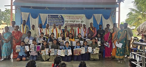 read ನವಲಗುಂದ ತಾಲೂಕಿನ ಮೊರಬ ಗ್ರಾಮದಲ್ಲಿ ಆಯೋಜಿಸಿದ್ದ ಕನ್ನಡ ದಿನಪತ್ರಿಕೆ ಓದುವ ಸ್ಪರ್ಧೆ ವಿಜೇತ ವಿದ್ಯಾರ್ಥಿಗಳೊಂದಿಗೆ ಡಾ. ಲಿಂಗರಾಜ ರಾಮಾಪೂರ, ಸಿದ್ದಯ್ಯ ಹಿರೇಮಠ, ಭೀಮರಾಶಿ ಹೂಗಾರ, ನಾಗರತ್ನಾ ಕೆರಿಮನಿ ಹಾಗೂ ಇತರರಿದ್ದಾರೆ.