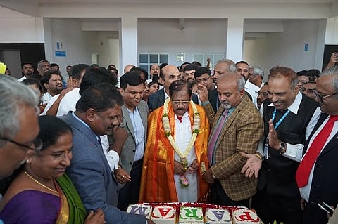 ಡಿಸಿಎಂ ಡಾ.ಜಿ.ಪರಮೇಶ್ವರ ಅವರನ್ನು ಶ್ರೀ ಸಿದ್ಧಾರ್ಥ ಶಿಕ್ಷಣ ಸಂಸ್ಥೆ ವತಿಯಿಂದ ಆಯೋಜಿಸಿದ್ದ ಸಮಾರಂಭದಲ್ಲಿ ಕೇಕ್​ ಕತ್ತರಿಸಲಾಯಿತು.  ಡಾ.ಕೆ.ಬಿ.ಲಿಂಗೇಗೌಡ. ಡಾ.ವಿವೇಕ್​ ವೀರಯ್ಯ ಸೇರಿದಂತೆ ಹಲವರು ಉಪಸ್ಥಿತರಿದ್ದರು. 