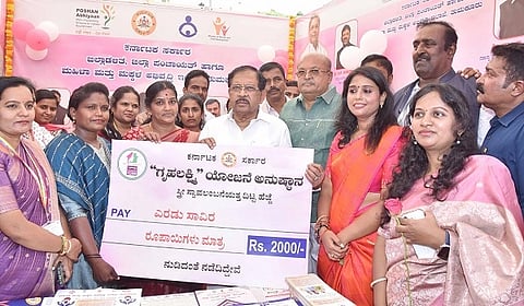 ತುಮಕೂರಿನಲ್ಲಿ ಆಯೋಜಿಸಿದ್ದ ಪಂಚ ಗ್ಯಾರಂಟಿ ಯೋಜನೆಗಳ ಅನುಷ್ಠಾನದ ಕುರಿತು ಜಿಲ್ಲಾ ಮಟ್ಟದ ಕಾರ್ಯಾಗಾರದಲ್ಲಿ ಲಾನುಭವಿಗಳಿಗೆ ಚೆಕ್​ ಅನ್ನು ಸಾಂಕೇತಿಕವಾಗಿ ಸಚಿವ ಪರಮೇಶ್ವರ ವಿತರಿಸಿದರು. ಎಚ್​.ಎಂ.ರೇವಣ್ಣ, ಎಸ್​.ಆರ್​.ಪಾಟೀಲ,ಚಂದ್ರಶೇಖರ್​ಗೌಡ,  ಶುಭಕಲ್ಯಾಣ್​, ಬಿ.ವಿ.ಅಶ್ವಿಜ ಮತ್ತಿತರರು ಇದ್ದರು. 