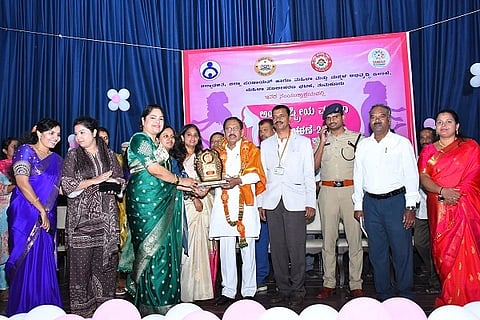  ತುಮಕೂರಿನಲ್ಲಿ ಜಿಲ್ಲಾಡಳಿತದ ವತಿಯಿಂದ ಅಂತಾರಾಷ್ಟ್ರೀಯ ಮಹಿಳಾ ದಿನದ ಕಾರ್ಯಕ್ರಮದಲ್ಲಿ  ಸಚಿವ ಡಾ.ಜಿ.ಪರಮೇಶ್ವರ ಅವರನ್ನು ಸನ್ಮಾನಿಸಲಾಯಿತು.  ನ್ಯಾ.ನೂರುನ್ನೀಸ, ಶುಭಕಲ್ಯಾಣ್​, ಬಿ.ವಿ.ಅಶ್ವಿಜ, ಕೆ.ವಿ.ಅಶೋಕ್​, ನಹಿದಾ ಜಮ್​ ಜಮ್​, ರಾಜೇಶ್ವರಿ, ಬಿ.ಶುಭ, ಡಾ.ಸಿದ್ದರಾಮಣ್ಣ ಮತ್ತಿತರರು ಇದ್ದರು. 