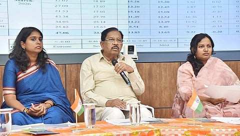 ತುಮಕೂರು ಸ್ಮಾರ್ಟ್​ಸಿಟಿ ಸಭಾಂಗಣದಲ್ಲಿ ಕುಡಿಯುವ ನೀರಿನ ಸಮಸ್ಯೆ ಹಿನ್ನೆಲೆ ಜಿಲ್ಲಾಮಟ್ಟದ ಪ್ರಗತಿ ಪರಿಶೀಲನಾ ಸಭೆಯನ್ನು ಜಿಲ್ಲಾ ಉಸ್ತುವಾರಿ ಸಚಿವ ಡಾ.ಜಿ.ಪರಮೇಶ್ವರ ನಡೆಸಿದರು. ಶುಭಕಲ್ಯಾಣ್​, ಬಿ.ವಿ.ಅಶ್ವಿಜ ಇದ್ದರು. 