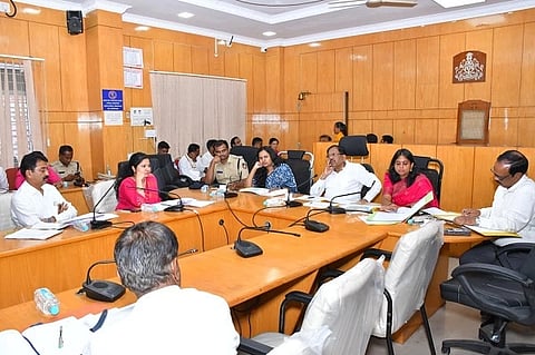 ತುಮಕೂರಿನಲ್ಲಿ ಮುಖ್ಯಮಂತ್ರಿಯವರ ಮೂಲಸೌಕರ್ಯ ಅಭಿವೃದ್ಧಿ ಯೋಜನೆ ಪ್ರಗತಿ ಪರಿಶೀಲನೆ ಸಭೆಯ ಅಧ್ಯಕ್ಷತೆವಹಿಸಿ ಸಚಿವ ಡಾ.ಜಿ.ಪರಮೇಶ್ವರ್​ ಮಾತನಾಡಿದರು. ಶುಭಕಲ್ಯಾಣ್​, ಬಿ.ವಿ.ಅಶ್ವಿಜ, ಕೆ.ವಿ.ಅಶೋಕ್​ ಮತ್ತಿತರರು ಇದ್ದರು.