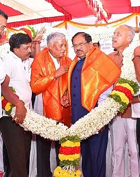 ತುಮಕೂರಿನ ಹೆಗ್ಗೆರೆ ಲೆವೆಲ್​ ಕ್ರಾಸಿಂಗ್​ ಬಳಿ ರಸ್ತೆ ಮೇಲ್ಸೇತುವೆ ನಿರ್ಮಾಣ ಕಾಮಗಾರಿ ಶಂಕುಸ್ಥಾಪನೆ ಸಂದರ್ಭದಲ್ಲಿ ಕೇಂದ್ರ ಸಚಿವ ವಿ.ಸೋಮಣ್ಣ, ಜಿಲ್ಲಾ ಉಸ್ತುವಾರಿ ಸಚಿವ ಡಾ.ಜಿ.ಪರಮೇಶ್ವರ್​ರನ್ನು ಅಭಿನಂದಿಸಲಾಯಿತು. 