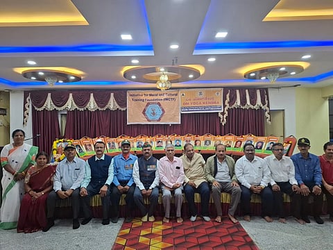 ಪರಮವೀರ ವಂದನ ಕಾರ್ಯಕ್ರಮದಲ್ಲಿ ವೀರ ಯೋಧರ ಭಾವಚಿತ್ರಗಳಿಗೆ ವಂದನೆ ಸಲ್ಲಿಸಲಾಯಿತು. ಆರ್‌ಎಸ್‌ಎಸ್‌ನ ರಮೇಶ್, ರಾಘವೇಂದ್ರ ರೆಡ್ಡಿ, ನಾಗೇಂದ್ರಪ್ಪ, ವನಜಾಕ್ಷಿ ಮತ್ತಿತರರಿದ್ದರು. 