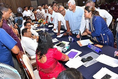 ತುಮಕೂರು ಪಾಲಿಕೆ ತೆರಿಗೆ ಹೆಚ್ಚಳ ಬಗ್ಗೆ ರಾಷ್ಟ್ರೀಯ ಮಾನವ ಪರಿಸರ ಸಂರಕ್ಷಣಾ ಪಡೆಯ ಜಿ.ಎಸ್​.ಬಸವರಾಜು, ಜಿ.ಕೆ.ಶ್ರೀನಿವಾಸ್​ ಜನತಾದರ್ಶನದಲ್ಲಿ ಮನವಿ ಮಾಡಿದರು. 