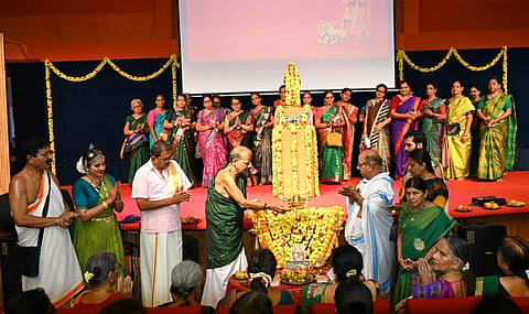 ಉಡುಪಿಯ ಗೀತಾ ಮಂದಿರದಲ್ಲಿ ಆಯೋಜಿಸಿದ್ದ ಶ್ರೀ ಪುರುಷೋತ್ತಮ ಯೋಗ ಪಾರಾಯಣ ಕಾರ್ಯಕ್ರಮವನ್ನು ವೇದವ್ಯಾಸ ಐತಾಳ್​ ಉದ್ಘಾಟಿಸಿದರು. ನಾಗರಾಜ್​ ಆಚಾರ್ಯ, ಉಷಾ ಹೆಬ್ಬಾರ್​, ನರಸಿಂಹ ನಾಯ್ಕ, ಆಯನಾ ವಿ. ರಮಣ್​, ಆಕಾಶ್​ ಉಪಾಧ್ಯಾಯ, ಕೆ.ವಿ. ರಮಣ ಆಚಾರ್ಯ ಇದ್ದರು.