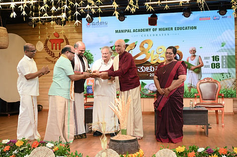 ಉಡುಪಿ ಮಣಿಪಾಲದ ಮಾಹೆಯಲ್ಲಿ ಆಯೋಜಿಸಿದ್ದ 'ಆಟಿದ ತುಳು ಪರ್ಬ' ಕಾರ್ಯಕ್ರಮಕ್ಕೆ ಡಾ.ಎಚ್​.ಎಸ್​. ಬಲ್ಲಾಳ್​ ಚಾಲನೆ ನೀಡಿದರು. ಡಾ. ಶರತ್​ ಕೆ. ರಾವ್​, ಮ್ಯಾಥ್ಯೂಸ್​ ಜೇಕಬ್​, ಡಾ. ಕರುಣಾಕರ್​ ಎ. ಕೋಟೆಗಾರ್​, ಡಾ. ಶೋಭಾ ಕಾಮತ್​, ಪ್ರೊ. ಪ್ರವೀಣ್​ ಶೆಟ್ಟಿ ಇದ್ದರು.