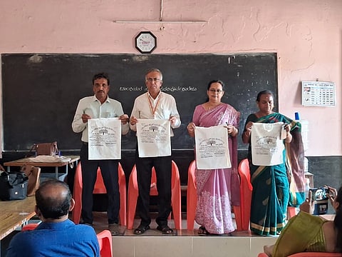   ಮಂಡ್ಯ ನಗರದ ಸರ್ಕಾರಿ ಬಾಲಕಿಯರ ಪದವಿ ಪೂರ್ವ ಕಾಲೇಜಿ(ಕಲ್ಲುಕಟ್ಟಡ)ನ ಪ್ರಾರಂಭೋತ್ಸವದ ಅಂಗವಾಗಿ ಪ್ಲಾಸ್ಟಿಕ್ ದುಷ್ಪರಿಣಾಮದ ಬಗ್ಗೆ ಜಾಗೃತಿ ಮೂಡಿಸಲಾಯಿತು. 