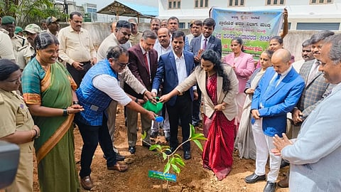 ಮಂಡ್ಯ ನಗರದ ಜಿಲ್ಲಾ ನ್ಯಾಯಾಲಯ ಸಂಕೀರ್ಣದಲ್ಲಿ ವಿಶ್ವ ಪರಿಸರ ದಿನಾಚರಣೆ ಅಂಗವಾಗಿ ಗಿಡ ನೆಟ್ಟು ನೀರೆರೆಯಲಾತು. 