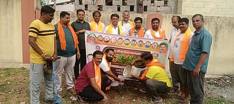 ಮಂಡ್ಯ ನಗರದ ಹೊಸಹಳ್ಳಿ-ರಾಮನಹಳ್ಳಿಯಲ್ಲಿರುವ ಸ್ಮಶಾನ ಆವರಣದಲ್ಲಿ ಬಿಜೆಪಿಯಿಂದ ಗಿಡ ನೆಟ್ಟು ನೀರೆರೆಯಲಾಯಿತು. 