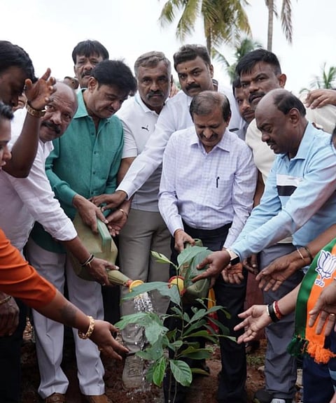 ಮಲ್ಲತ್ತಹಳ್ಳಿ ಕೆರೆ ಆವರಣದಲ್ಲಿ ಸಂಸದ  ಡಾ.ಸಿ.ಎನ್.ಮಂಜುನಾಥ್ ಗಿಡ ನೆಡುವ ಮೂಲಕ ಪರಿಸರ ದಿನಾಚರಣೆಗೆ ಚಾಲನೆ ನೀಡಿದರು. ಶಾಸಕ ಮುನಿರತ್ನ, ಬಿಜೆಪಿ ಮುಖಂಡರಾದ ಮಲ್ಲತ್ತಹಳ್ಳಿಯ ಎಂ.ಮಂಜುನಾಥ್,ಜಯರಾಮಯ್ಯ, ವಿ.ಸಿ.ಚಂದ್ರು, ರವಿ ಗೌಡ, ರಾಜಕುಮಾರಿ ಮತ್ತಿತರರಿದ್ದರು. 