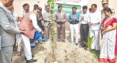ಕಲಬುರಗಿ ಆದರ್ಶನಗರ ಸರ್ಕಾರಿ ಪಿಯು ಕಾಲೇಜಿನಲ್ಲಿ ಶುಕ್ರವಾರ ಆಯೋಜಿಸಿದ್ದ ವಿಶ್ವ ಪರಿಸರ ದಿನಾಚರಣೆ ಕಾರ್ಯಕ್ರಮಕ್ಕೆ ಹೈಕೋರ್ಟ್​ ನ್ಯಾಯಾಧೀಶ ಆರ್​.ದೇವದಾಸ್​ ಗಿಡ ನೆಡುವ ಮೂಲಕ ಚಾಲನೆ ನೀಡಿದರು. ಶ್ರೀನಿವಾಸ ನವಲೆ, ಜಿ.ಎಲ್​.ಲಕ್ಷ್ಮೀನಾರಾಯಣ, ಬಸವರಾಜ ಚೇಂಗಟಿ, ಎಸ್​.ವಿ.ಪಸಾರ್​ ಇತರರಿದ್ದರು.