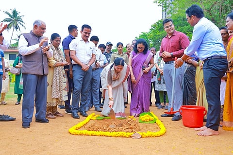 ಉಡುಪಿಯಲ್ಲಿ ವಿಶೇಷಚೇತನ ಮಕ್ಕಳಿಗಾಗಿ ನಿರ್ಮಿಸಲಿರುವ 'ಸಾಮರ್ಥ್ಯವನ ಪಾರ್ಕ್​'ಗೆ ಲಕ್ಷ್ಮೀ ಹೆಬ್ಬಾಳ್ಕರ್​ ಶಂಕುಸ್ಥಾಪನೆ ನೆರವೇರಿಸಿದರು. ಸ್ವರೂಪಾ ಟಿ.ಕೆ., ಪ್ರತೀಕ್​ ಬಾಯಲ್​, ಹರಿಪ್ರಸಾದ್​ ರೈ ಇತರರಿದ್ದರು.