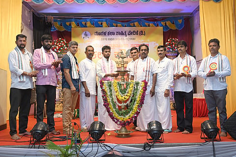 ಉಡುಪಿಯ ಪರ್ಕಳದಲ್ಲಿ ಮಂಗಳ ಕಲಾ ಸಾಹಿತ್ಯ ವೇದಿಕೆಯ ಕಲಾ ಕೌಸ್ತುಭ ಕಾರ್ಯಕ್ರಮವನ್ನು ಗಣೇಶ್​ ಆಚಾರ್ಯ ಬಿಲ್ಲಾಡಿ ಉದ್ಘಾಟಿಸಿದರು. ನಟರಾಜ್​ ಪರ್ಕಳ, ಮಂಜುನಾಥ್​ ಉಪಾಧ್ಯ, ಅಶೋಕ್​ ಸಣ್ಣಕ್ಕಿಬೆಟ್ಟು ಶ್ರೀನಿವಾಸ್​ ನಾಯಕ್​ ಚಕ್ರತಿರ್ಥ ಇತರರಿದ್ದರು.