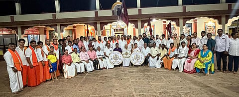 ಉಡುಪಿಯ ಪರ್ಕಳದ ಶ್ರೀ ಮಹಾಲಿಂಗೇಶ್ವರ ಮಹಾಗಣಪತಿ ವಾಲಿಬಾಲ್​ ಫ್ರೆಂಡ್ಸ್​ ತಂಡದ ನೂತನ ಲೋಗೋ ಬಿಡುಗಡೆ ಕಾರ್ಯಕ್ರಮ ನಡೆಯಿತು. ಮುರಳೀಧರ್​ ನಕ್ಷತ್ರಿ,ದಿಲೀಪ್​ ರಾಜ್​ ಹೆಗ್ಡೆ, ರಾಮದಾಸ್​ ಹೆಗ್ಡೆ, ಜಯರಾಜ್​ ಹೆಗ್ಡೆ, ದಿನೇಶ್​ ಹೆಗ್ಡೆ ಆತ್ರಾಡಿ, ಗಣೇಶ್​ ಪಾಟೀಲ್​, ಭಾಸ್ಕರ್​ ದೇವಾಡಿಗ ಇತರರಿದ್ದರು.