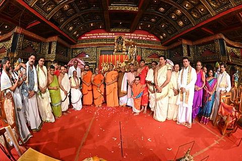 ಉಡುಪಿಯ ರಾಜಾಂಗಣದಲ್ಲಿ ಸುಗುಣೇಂದ್ರ ಶ್ರೀ, ಸುಶ್ರೀಂದ್ರ ಶ್ರೀಗಳ ಸಾನ್ನಿಧ್ಯದಲ್ಲಿ 'ಪಾರ್ಥ ಸಾರಥಿ' ಸ್ವರ್ಣ ಲೇಪಿತ ರಥವನ್ನು ಮಂತ್ರಾಲಯದ ಸುಬುಧೇಂದ್ರ ಶ್ರೀಗಳು ಶ್ರೀಕೃಷ್ಣನಿಗೆ ಸಮರ್ಪಿಸಿದರು. ವಿವಿಧ ಗಣ್ಯರು ಉಪಸ್ಥಿತರಿದ್ದರು.