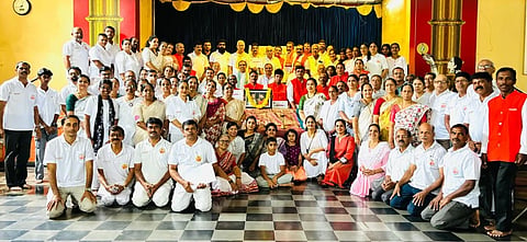 ಉಡುಪಿಯಲ್ಲಿ ಪತಂಜಲಿ ಯೋಗ ಸಮಿತಿ ವತಿಯಿಂದ ಗುರುವಂದನಾ ಹಾಗೂ ವಿವಿಧ ಕಕ್ಷೆಗಳ ಯೋಗಗುರುಗಳಿಗೆ ಅಭಿನಂದನಾ ಪ್ರಮಾಣಪತ್ರ ವಿತರಿಸಲಾಯಿತು. ಡಾ. ರಾಘವೇಂದ್ರ ರಾವ್​, ರವಿರಾಜ್​ ಉಪಾಧ್ಯ, ರಾಘವೇಂದ್ರ ಭಟ್​, ಹರಿಪ್ರಕಾಶ್​ ಪೈ, ಚಂದ್ರಿಕಾ ಪೈ, ಅಶೋಕಕುಮಾರ್​, ವಿಶ್ವನಾಥ್​ ಭಟ್​, ರಾಮಕೃಷ್ಣ ಶರ್ಮ, ಸುರೇಶ್​ ಭಕ್ತ ಇತರರಿದ್ದರು.