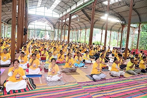 ಅಂತಾರಾಷ್ಟ್ರೀಯ ಯೋಗ ದಿನ yogaday ನಿಮಿತ್ತ ಹುಬ್ಬಳ್ಳಿಯ ಇಂದಿರಾ ಗಾಜಿನ ಮನೆಯಲ್ಲಿ ಯೋಗ ಬಂಧುಗಳು ಭಾನುವಾರ ಪ್ರಾಣಾಯಾಮ ಮಾಡಿದರು.