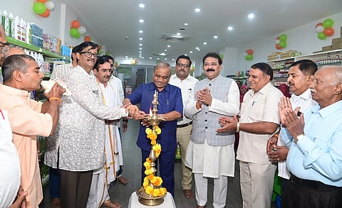 Mega ಹುಬ್ಬಳ್ಳಿಯ ಕೇಶ್ವಾಪುರದಲ್ಲಿ ಪತಂಜಲಿ ಮೆಗಾ ಸ್ಟೋರ್ ಅನ್ನು ವಿಆರ್​ಎಲ್ ಸಮೂಹ ಸಂಸ್ಥೆಗಳ ಚೇರ್ಮನ್ ಡಾ. ವಿಜಯ ಸಂಕೇಶ್ವರ ಉದ್ಘಾಟಿಸಿದರು.