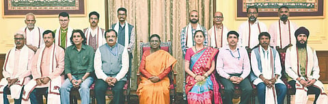 ದಿಲ್ಲಿಯ ರಾಷ್ಟ್ರಪತಿ ಭವನದಲ್ಲಿ ಇತ್ತೀಚೆಗೆ ಆಯೋಜಿಸಿದ್ದ ಆರ್ಟಿಸ್ಟ್​ ಇನ್​ ರೆಸಿಡೆನ್ಸ್​ ವಿಶೇಷ ಕಾರ್ಯಕ್ರಮದಲ್ಲಿ ರಾಷ್ಟ್ರಪತಿ ದ್ರೌಪದಿ ಮುರ್ಮು ಜತೆ ಕಲಬುರಗಿಯ ರೆಹಮಾನ್​ ಪಟೇಲ್​ ಇತರ ಕಲಾವಿದರು.