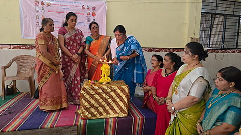 ಉಡುಪಿಯಲ್ಲಿ ಮಹಿಳಾ ಪತಂಜಲಿ ಯೋಗ ಸಮಿತಿ ಆಯೋಜಿಸಿದ್ದ ಮಹಿಳಾ ದಿನಾಚರಣೆಯನ್ನು ಸುರೇಖಾ ನಾಗರಾಜ್​ ಭಟ್​ ಉದ್ಘಾಟಿಸಿದರು. ಡಾ. ಅರ್ಚನಾ ಕಲ್ಲೂರಾಯ, ಲಕ್ಷ್ಮೀ ಸುವರ್ಣ, ಲೀಲಾ ಆರ್​. ಅಮೀನ್​ ಇತರರಿದ್ದರು.