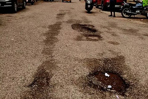 ಹೊಂಡ ಗುಂಡಿ ಬಿದ್ದ ಗೋಕರ್ಣದ ರಥಬೀದಿ. 
