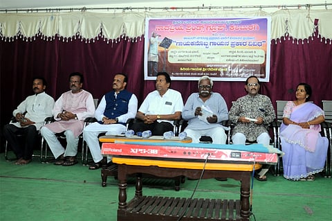 ಕಲಬುರಗಿ ಕನ್ನಡ ಭವನದಲ್ಲಿ ಎಸ್​.ಎಸ್​.ಕುಮುದಿನಿಬಾಯಿ ಮಿಟ್ಟಿಮನಿ (ಸ್ಮರಣಾರ್ಥ) ಹಾಗೂ ನಾದಪ್ರಿಯ ಫ್ರೆಂಡ್ಸ್​ ಗ್ರೂಪ್​ ಸಹಯೋಗದಲ್ಲಿ ಮಂಗಳವಾರ ಆಯೋಜಿಸಿದ್ದ ಗಾಯಕನೊಬ್ಬ ಗಾಯನ ಪ್ರಕಾರ ಹಲವು ಎಂಬ ಸಂಗೀತ ಕಾರ್ಯಕ್ರಮದಲ್ಲಿ ಎಂ.ಬಿ.ಪಾಟೀಲ್​, ಪ್ರೊ.ಅಬ್ದುಲ್​ ರಬ್​ ಉಸ್ತಾದ್​, ಕೆ.ಪಿ.ಗಿರಿಧರ್​, ರಮೇಶ ಜೋಶಿ, ಜಯರಾವ ಕುಲಕರ್ಣಿ, ಪ್ರಕಾಶ ಕುಲಕರ್ಣಿ, ಡಾ.ಅಂಬುಜಾ ಮಳಖೇಡಕರ್​ ಇತರರಿದ್ದರು.
