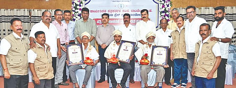 ದಾಂಡೇಲಿಯಲ್ಲಿ ದಾಂಡೇಲಿ ಕಾರ್ಯನಿರತ ಪತ್ರಕರ್ತರ ಸಂಘದಿಂದ ಆಯೋಜಿಸಿದ್ದ ಪತ್ರಿಕಾ ದಿನಾಚರಣೆಯಲ್ಲಿ ಪತ್ರಕರ್ತ ಅಕ್ಷಯಗಿರಿ ಗೋಸಾವಿ, ಸಿಕಂದರ ಮುಗುಟಸಾಬ್ ತಿಗಡಿ ಹಾಗೂ ಎಂ.ಕೆ. ಮಹಾದೇವ ಕನಕಾಪುರ ಅವರನ್ನು ಸನ್ಮಾನಿಸಲಾಯಿತು. ಗಿರೀಶ ಪಟ್ಟಣಶೆಟ್ಟಿ, ಡಿವೈಎಸ್ಪಿ ಶಿವಾನಂದ ಮದರಖಂಡಿ, ನರಸಿಂಹ ಅಡಿ, ವಿವೇಕ ಬನ್ನೆ, ಟಿ.ಸಿ. ಹಾದಿಮನಿ, ಶೈಲೇಶ ಪರಮಾನಂದ, ಇತರರಿದ್ದರು.