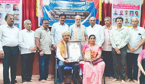 ಶಿರಸಿಯಲ್ಲಿ ಆಯೋಜಿಸಿದ್ದ ಪತ್ರಿಕಾ ದಿನಾಚರಣೆಯಲ್ಲಿ ರಾಜ್ಯಾಧ್ಯಕ್ಷ ಶಿವಾನಂದ ತಗಡೂರು ಪತ್ರಕರ್ತ ರವಿ ನಾಯ್ಕ ಅವರಿಗೆ ಮಾಧ್ಯಮ ಶ್ರೀ ಪ್ರಶಸ್ತಿ ಪ್ರದಾನ ಮಾಡಿದರು. ಶಿವರಾಮ ಹೆಬ್ಬಾರ್, ಎಂ.ಬಿ. ಮದನ ಗೌಡ , ನಿಂಗಪ್ಪ ಚಾವಡಿ, ಗುರು ಅಡಿ, ಕೃಷ್ಣಮೂರ್ತಿ ಕೆರೆಗದ್ದೆ, ಎಲ್.ಎಂ. ಹೆಗಡೆ ಇತರರಿದ್ದರು.
