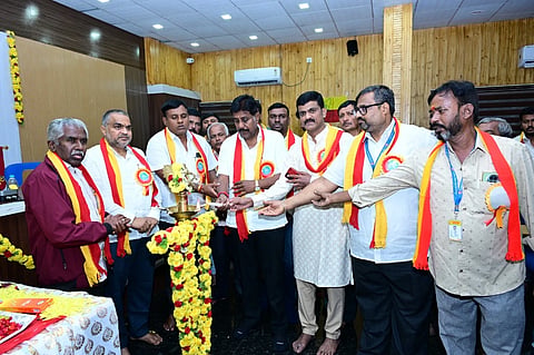 ಬಸವೇಶ್ವರನಗರ ಪತ್ರಿಕಾ ವಿತರಕರ ಸಂಘದ ಕಚೇರಿಯನ್ನು ಮಾಜಿ ಉಪ ಮಹಾಪೌರ ಆರ್.ಹರೀಶ್ ಉದ್ಘಾಟಿಸಿದರು. ಹಿರಿಯ ಪತ್ರಕರ್ತ ಬಿವಿಎಂ ಮಲ್ಲಿಕಾರ್ಜುನ್, ಸಂಘದ ಪದಾಧಿಕಾರಿಗಳು ಉಪಸ್ಥಿತರಿದ್ದರು. 