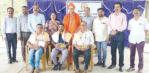 ಸೋಮವಾರಪೇಟೆ ತಾಲೂಕಿನ ಕೊಡ್ಲಿಪೇಟೆ ಎಸ್‌ಕೆಎಸ್ ಶಾಲೆಯಲ್ಲಿ ಆಯೋಜಿಸಿದ್ದ ಪತ್ರಿಕಾ ದಿನಾಚರಣೆ ಕಾರ್ಯಕ್ರಮದಲ್ಲಿ ಜಿಲ್ಲಾ ಪ್ರಶಸ್ತಿ ವಿಜೇತ ಪತ್ರಕರ್ತರನ್ನು ಸನ್ಮಾನಿಸಲಾಯಿತು. ಮಹಾಂತ ಸ್ವಾಮೀಜಿ, ಸವಿತಾ ರೈ, ವಿಶ್ವ, ಮಹೇಶ್ ಇದ್ದರು.