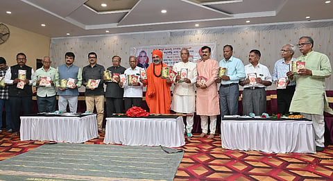 Literary ಸಾಹಿತಿ ಪ್ರೊ. ಎಸ್.ವಿ. ಪಟ್ಟಣಶೆಟ್ಟಿ ಅವರು ರಚಿಸಿದ ಕೃತಿಗಳನ್ನು ಮುಂಡರಗಿಯ ಜಗದ್ಗುರು ತೋಂಟದಾರ್ಯ ಮಠದ ಶ್ರೀ ನಿಜಗುಣಪ್ರಭು ತೋಂಟದಾರ್ಯ ಸ್ವಾಮೀಜಿ ಹುಬ್ಬಳ್ಳಿಯಲ್ಲಿ ಬಿಡುಗಡೆಗೊಳಿಸಿದರು. 