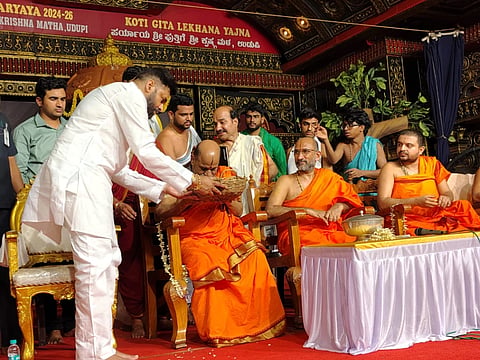 ಉಡುಪಿಯಲ್ಲಿ ಬೃಹತ್​ ಗೀತೋತ್ಸವ ಸಮಾರೋಪ ಸಮಾರಂಭದಲ್ಲಿ ಪಾಲ್ಗೊಂಡಿದ್ದ ಆಂಧ್ರ ಪ್ರದೇಶದ ಡಿಸಿಎಂ ಪವನ್​ ಕಲ್ಯಾಣ್​, ಸುಗುಣೇಂದ್ರ ಶ್ರೀಗಳಿಗೆ ತಿರುಪತಿ ತಿಮ್ಮಪ್ಪನ ಸನ್ನಿಧಾನದ ಪ್ರಸಾದ ನೀಡಿದರು. ಸುಶ್ರೀಂದ್ರ ಶ್ರೀ, ಪ್ರಸನ್ನ ಆಚಾರ್ಯ ಇದ್ದರು.
